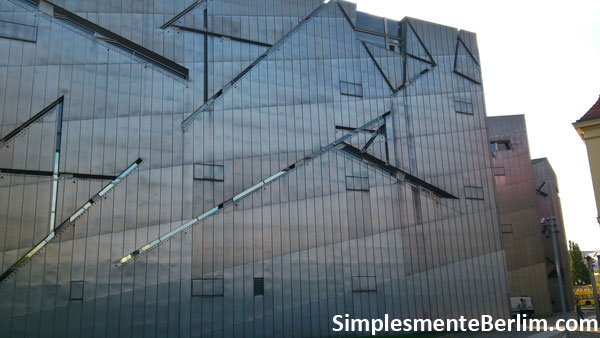 Fragmento Da Fachada De Um Edifício Com Aberturas Ou Janelas