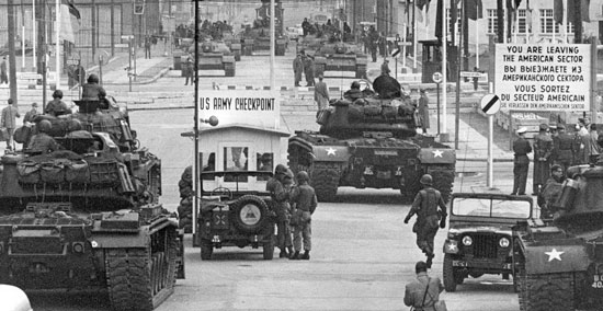 Confronto de tanques no Checkpoint Charlie